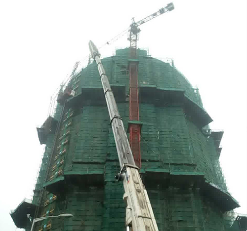 叶城吊车在工地上作业